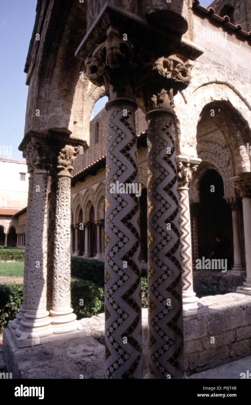 Dettaglio del mosaico intarsiato archi della Cattedrale di Monreale Chiostro in Sicilia, Norman-Byzantine sty… Foto Stock