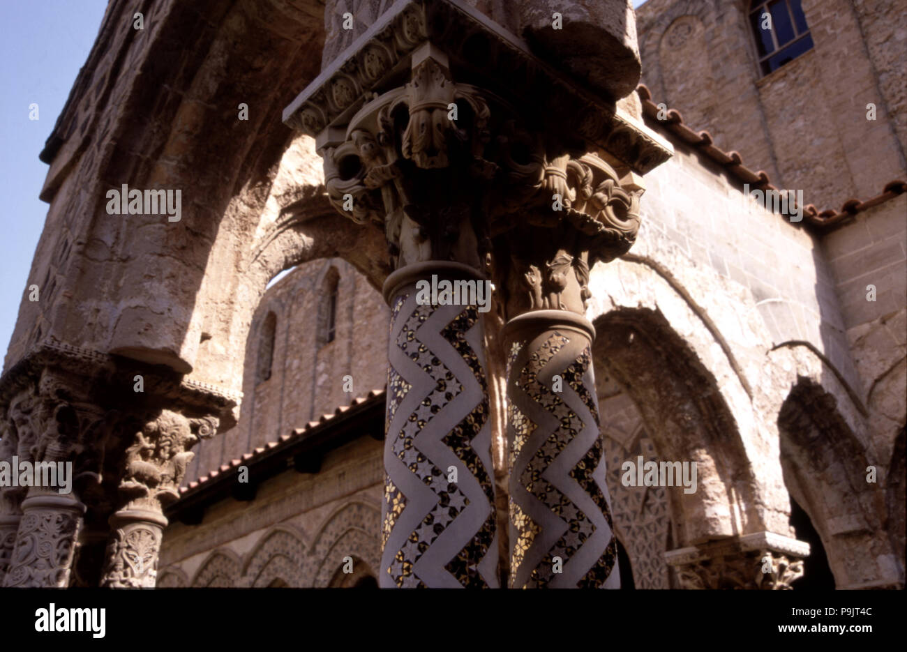 Dettaglio di un mosaico intarsiato di capitale e di colonna della Cattedrale di Monreale Chiostro in Sicilia, Norma… Foto Stock