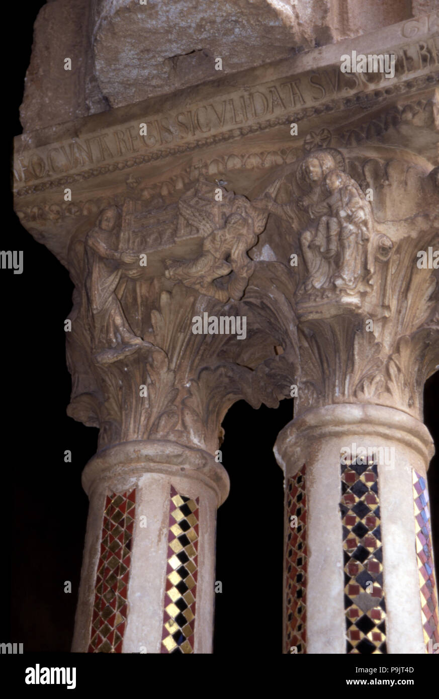 Dettaglio di due mosaico intarsiato capitelli e colonne della Cattedrale di Monreale Chiostro in Sicilia, no… Foto Stock