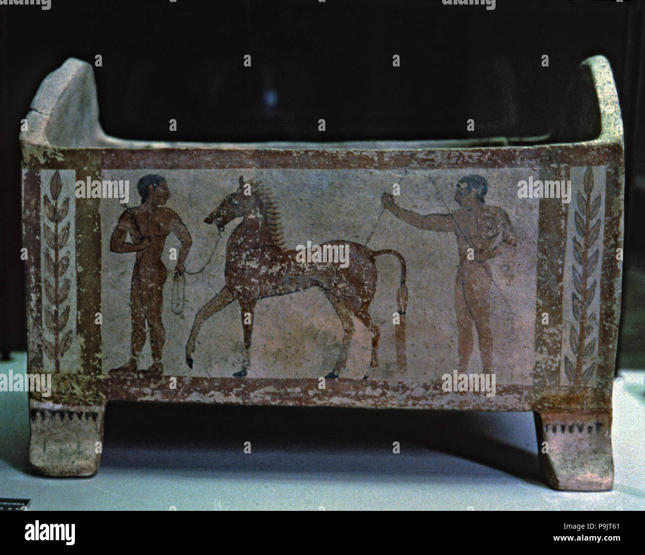 Funeraria etrusca urna decorati con due uomini e un cavallo, conservate nella nazionale etrusco di musa… Foto Stock