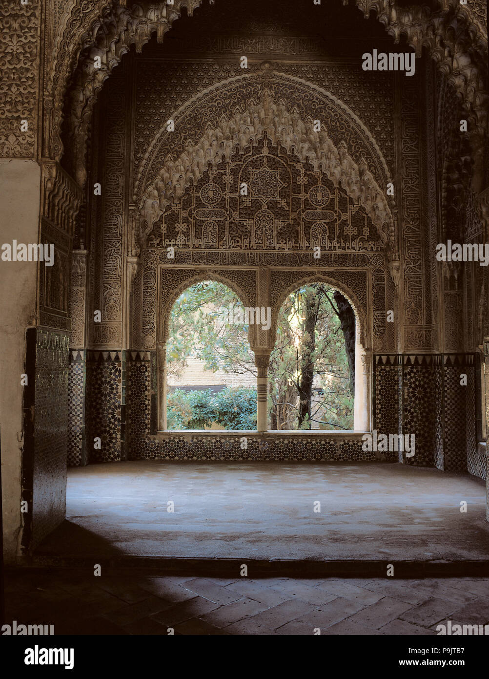 Dettaglio del punto di vista Daraxa nell'Alhambra Palace, Granada, spicca il grande decoratio… Foto Stock