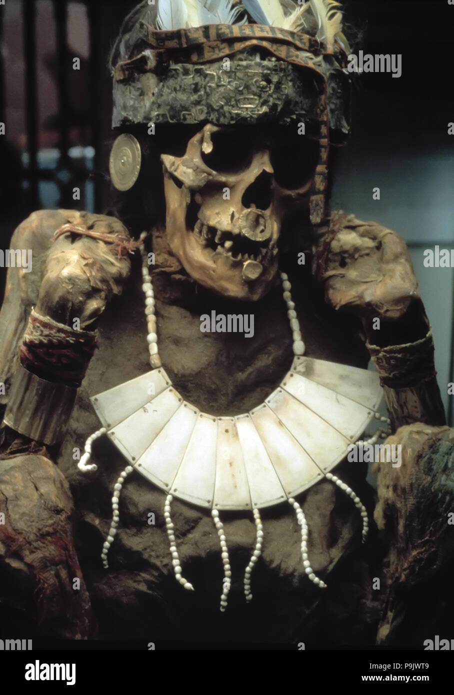 Mummia con oro copricapo e tessuto. Foto Stock