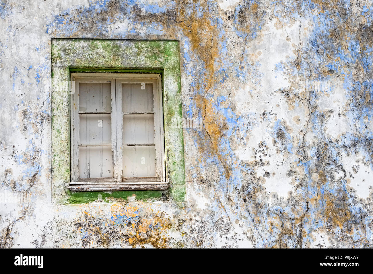 Pastello, weathered colori su un vecchio edificio nelle Azzorre Foto Stock
