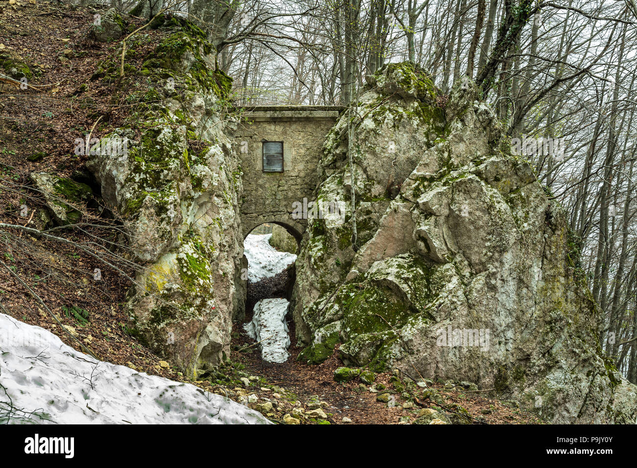 Sospeso il rifugio costruito tra due rocce, Parco Nazionale della Majella. Abruzzo Foto Stock