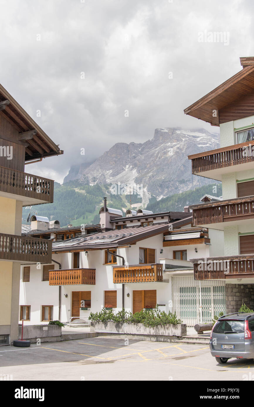 L'Europa, Italia, Veneto, Cortina d'Ampezzo - elegante highlander edifici a Dolomiti. Foto Stock