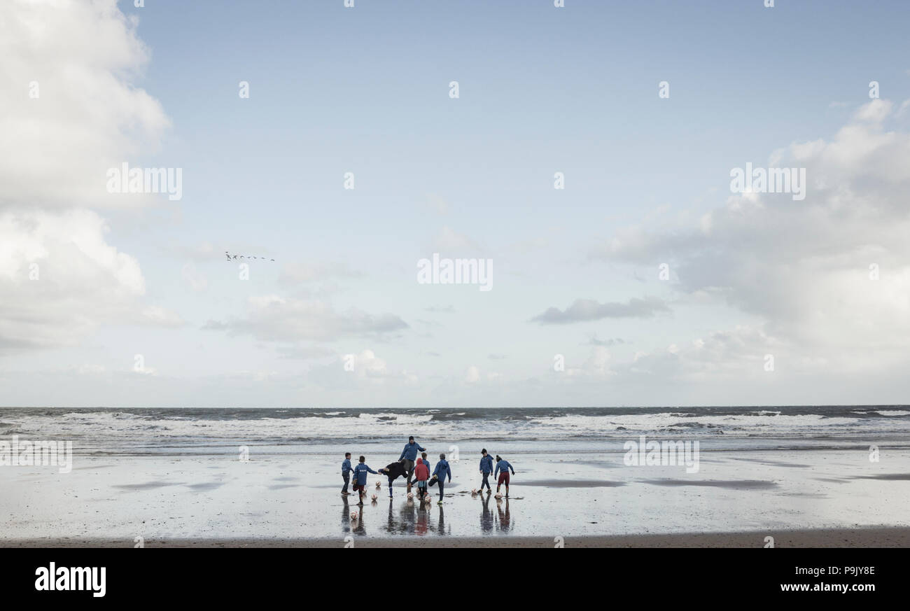 Calcio Junior team training sulla spiaggia a Saltburn dal mare del Nord Yorkshire costa. Regno Unito Foto Stock