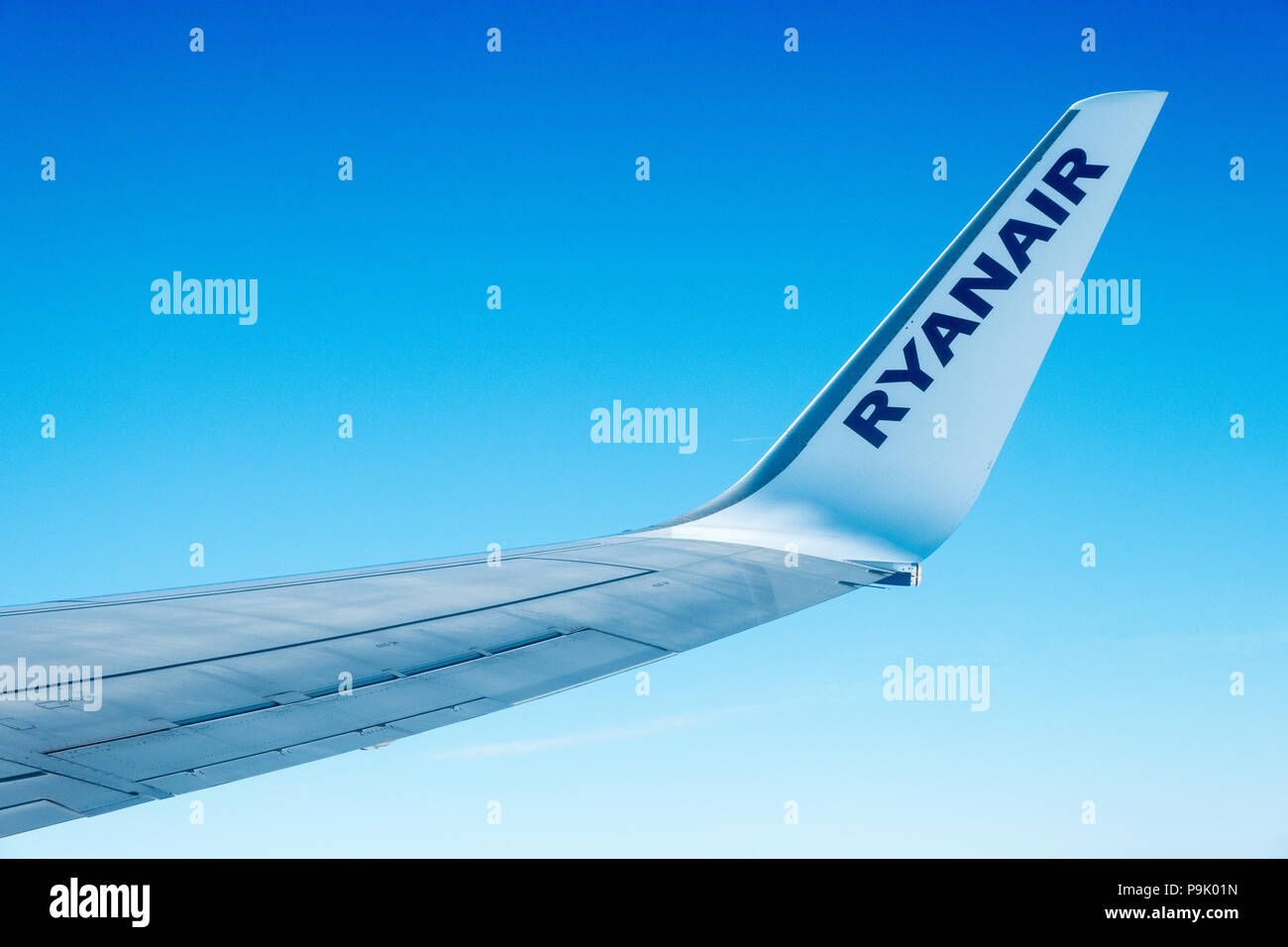 Ryanair ala di aeroplano e cieli blu Foto Stock