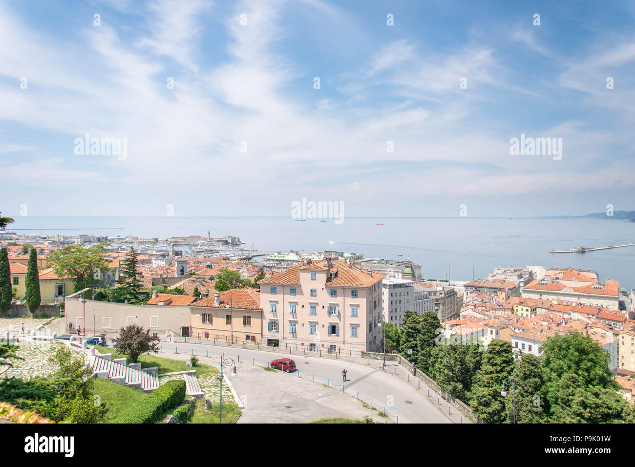 L'Europa, Italia, Trieste. Bella ciyscape - vista panoramica dal Castello di San Giusto a Trieste, Baia Mare Adriatico. Foto Stock