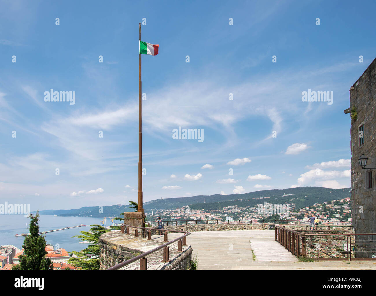 L'Europa, Italia, Trieste. Bellissimo cielo di Trieste. Golfo di Trieste vista panoramica italiana con bandiera nazionale, punto di vista terrazza al Castello di San Giusto. Foto Stock