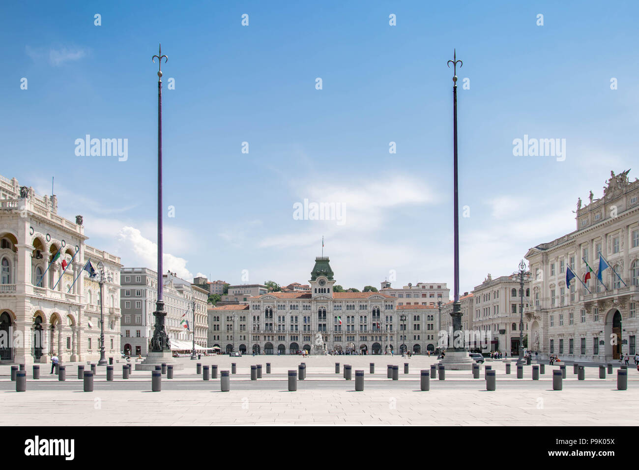 L'Europa, Italia, Trieste - Piazza Unita d'Italia a giornata soleggiata con belle blue sky. Foto Stock