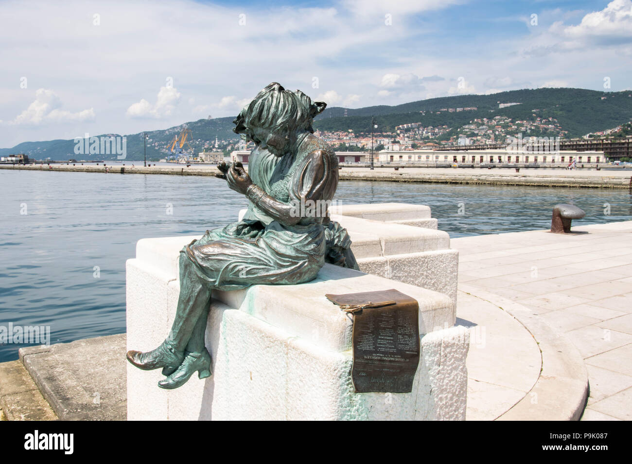 L'Europa, Italia, Trieste - Una delle figure di Scala Reale monumento a Trieste, vicino al Molo Audace. Foto Stock