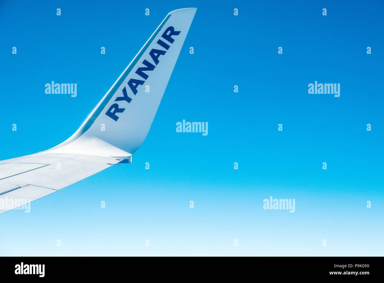 Ryanair ala di aeroplano e cieli blu Foto Stock