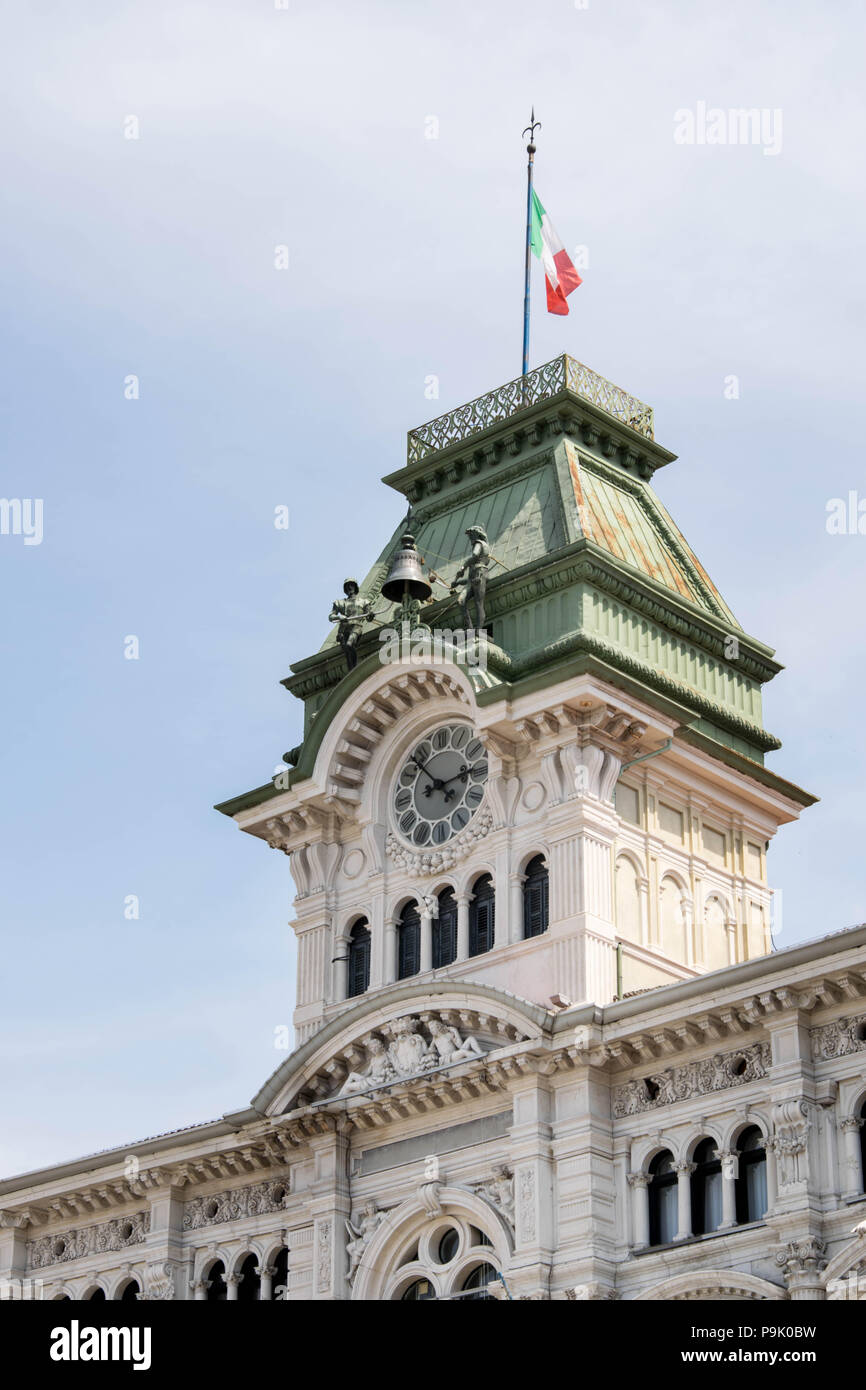 L'Europa, Italia, Trieste - Piazza Unita d'Italia - Municipio di clock tower, quarto campana con la figura di bronzo e la nazionale italiana di bandiera Foto Stock