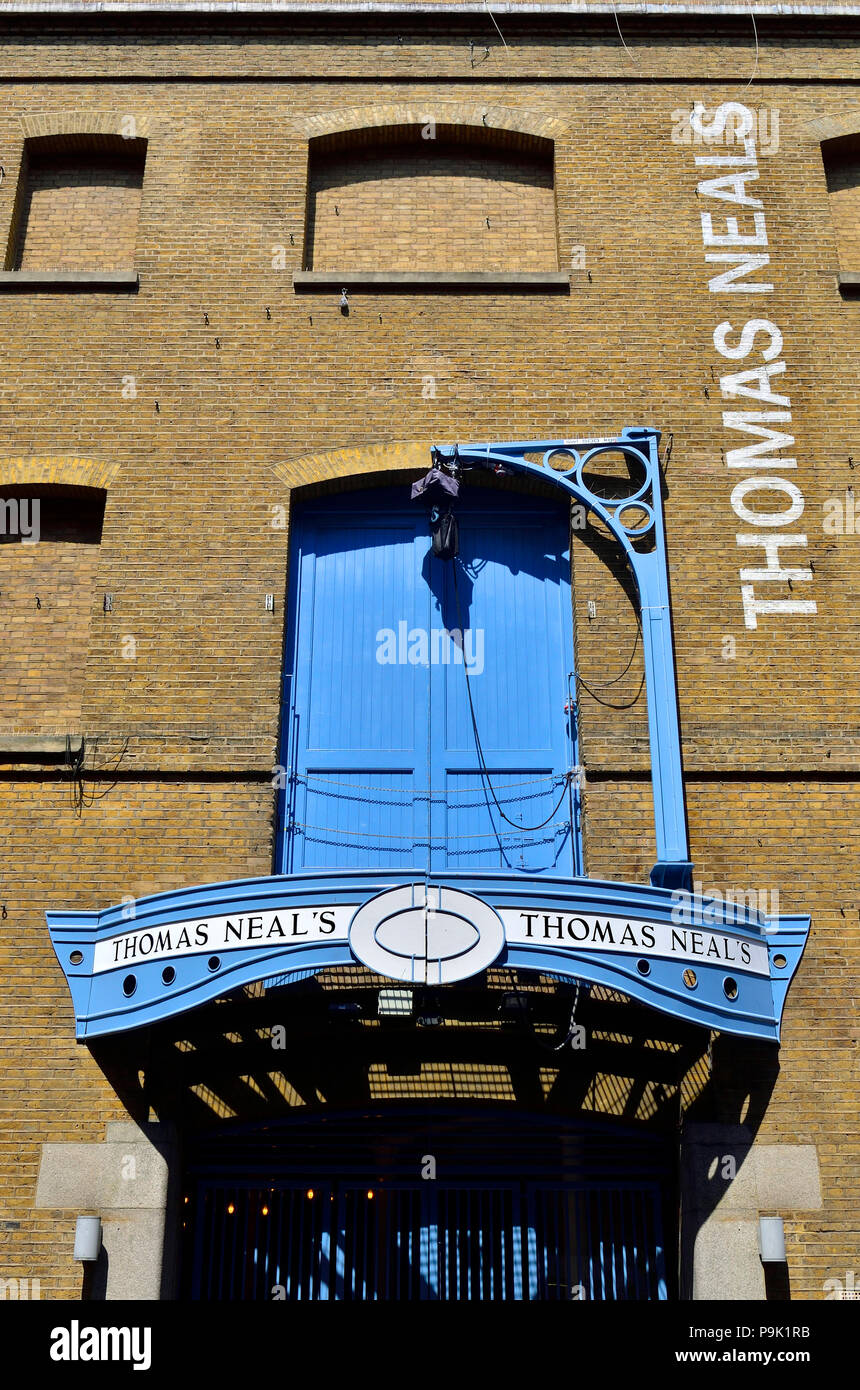 Thomas Neal's Centre - magazzino convertito alloggiamento designer outlet in Earlham Street, Covent Garden, Londra, Inghilterra, Regno Unito. Facciata Foto Stock