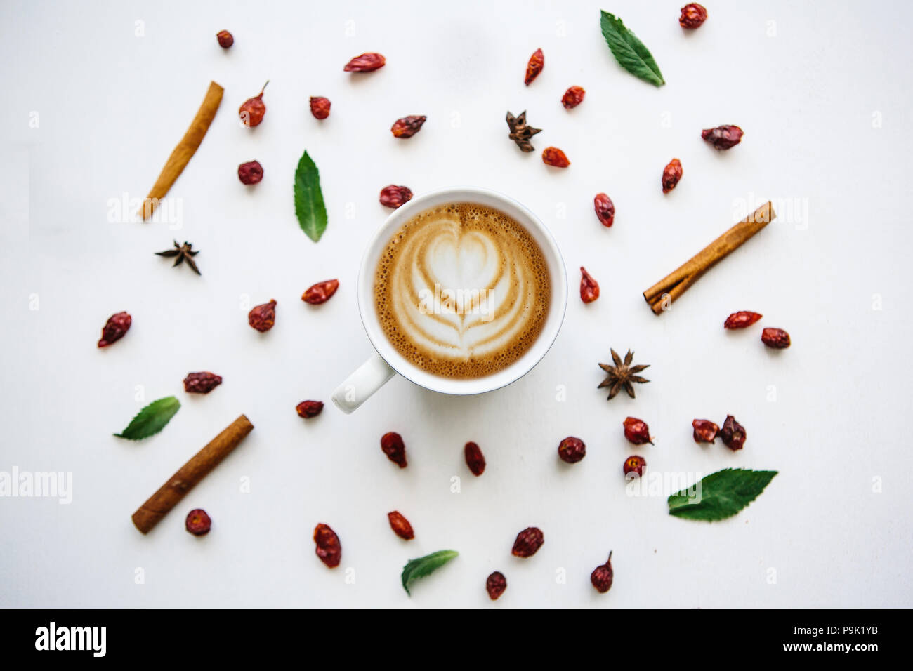 Una tazza con una tradizionale gustoso e aromatico cappuccino del mattino. Foto Stock