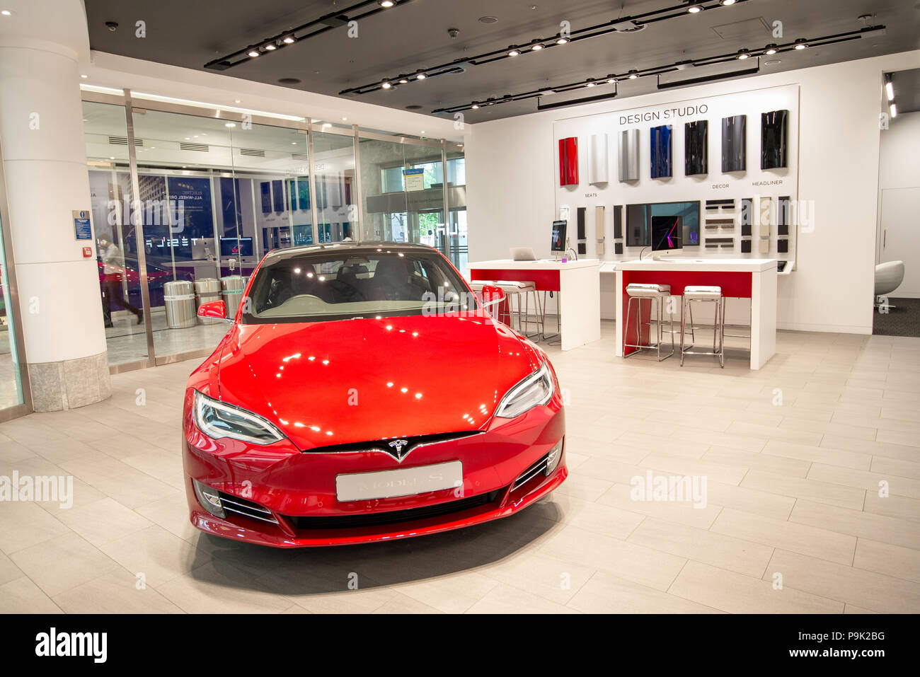 Tesla Model S auto elettrica showroom a Canary Wharf, London, Regno Unito Foto Stock