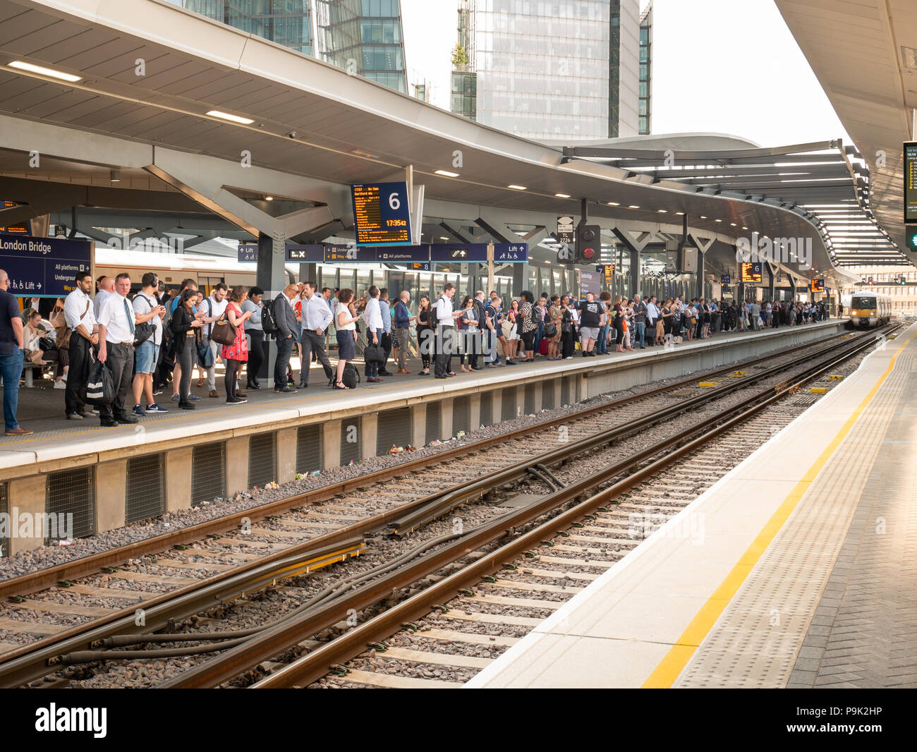 Pendolari sulla piattaforma a London Bridge stazione ferroviaria, REGNO UNITO Foto Stock