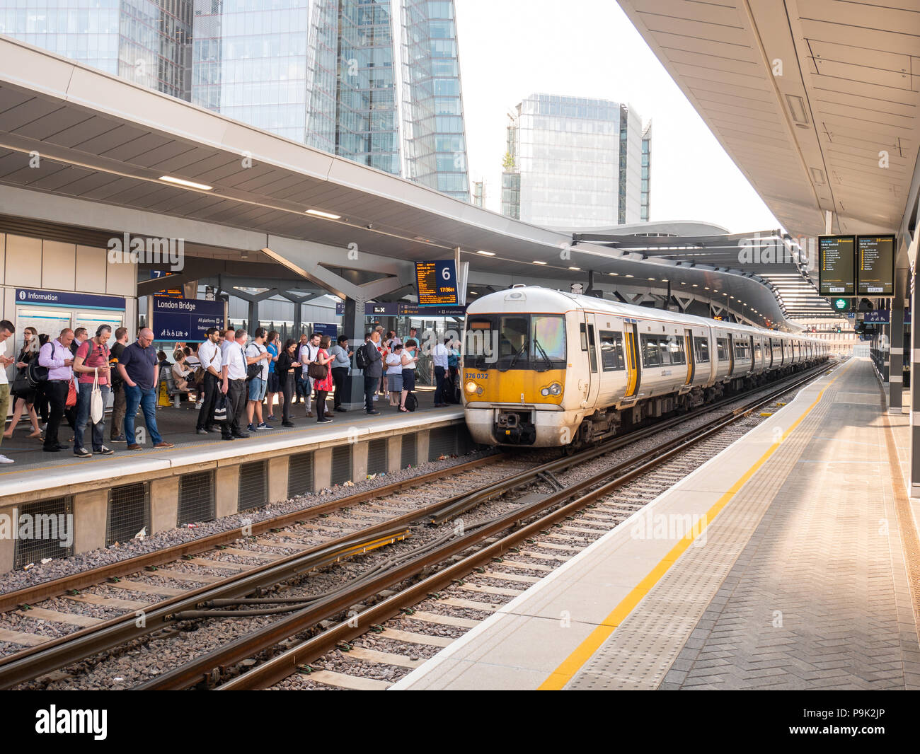 Pendolari sulla piattaforma a London Bridge stazione ferroviaria, REGNO UNITO Foto Stock