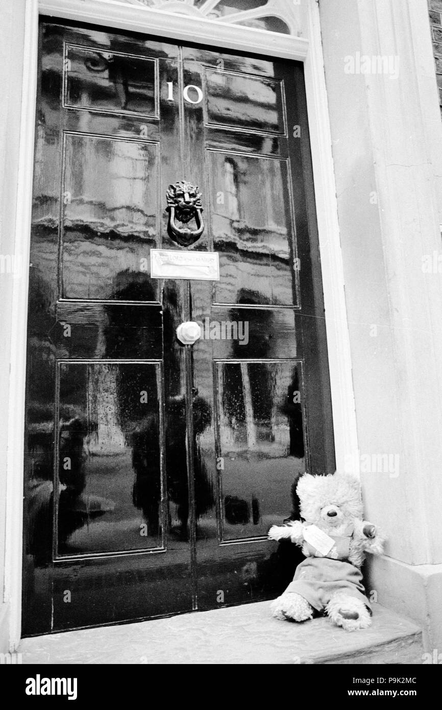 Lasciando la sua casa al n. 10 di Downing Street è il Primo Ministro Margaret Thatcher's orsacchiotto - Humphrey. Egli è in viaggio verso Liverpool per l'Orso NSPCC necessità giornata, organizzata da Joan Gregorio di Skelmersdale. L'evento vedrà la partecipazione di 100 orsetti di persone famose per aiutare a raccogliere fondi per il Liverpool NSPCC Centenario Appeal Fund. Foto Stock