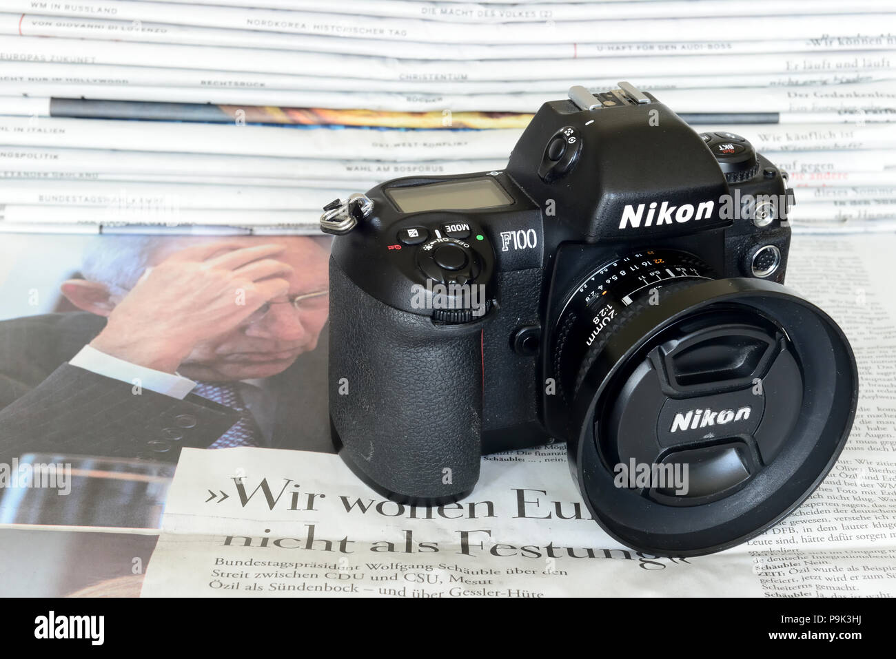Nikon F100 con obiettivo 20mm. La Nikon F100 è una fotocamera reflex analogica semi-professionale prodotta dal produttore giapponese Nikon Foto Stock