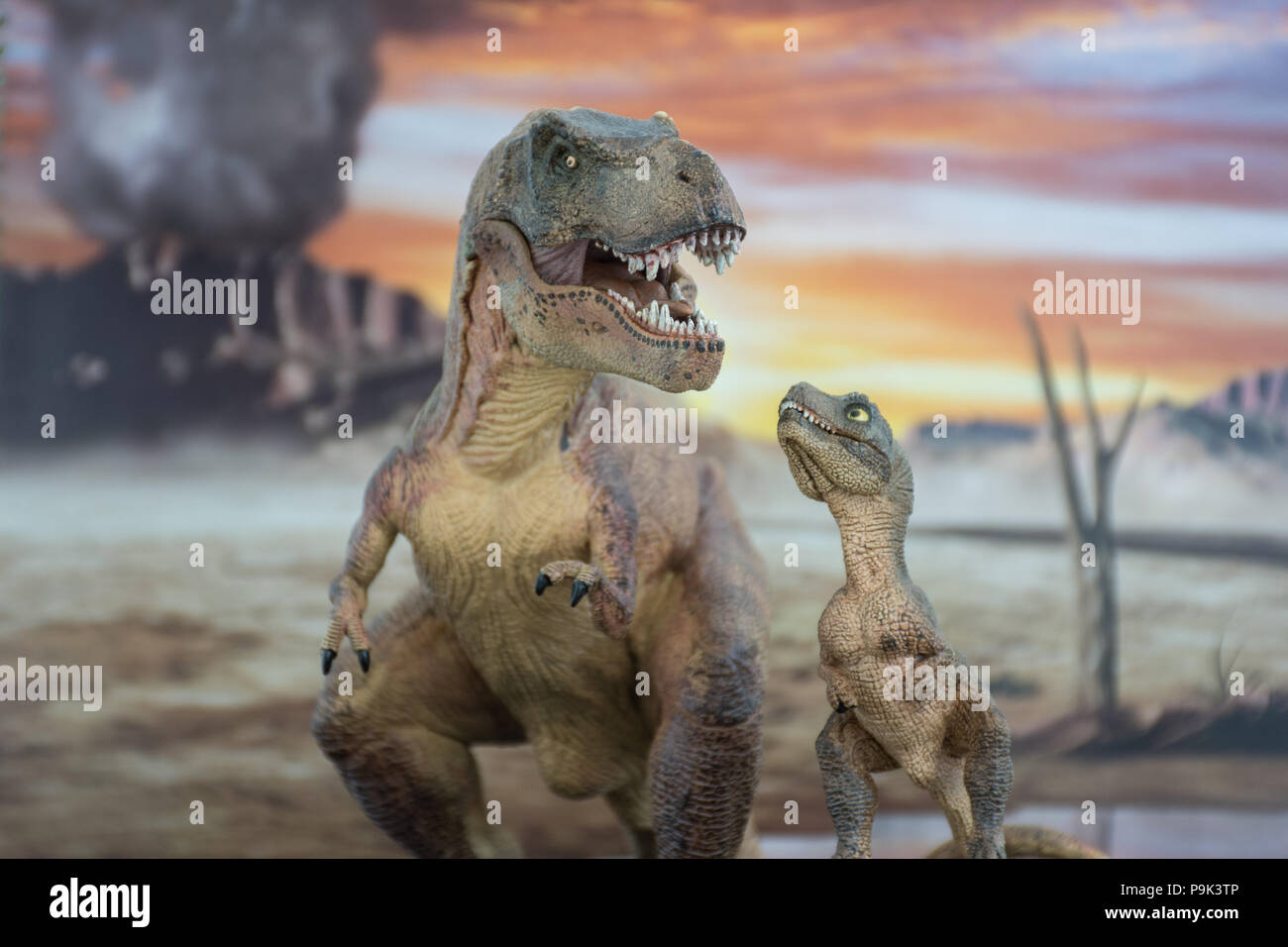 Tirannosauro Rex con baby t-rex con jurassic land in background Foto Stock