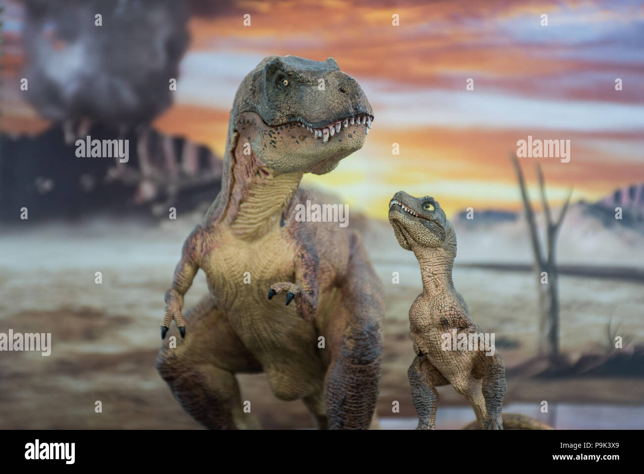 Tirannosauro Rex con baby t-rex con jurassic land in background Foto Stock