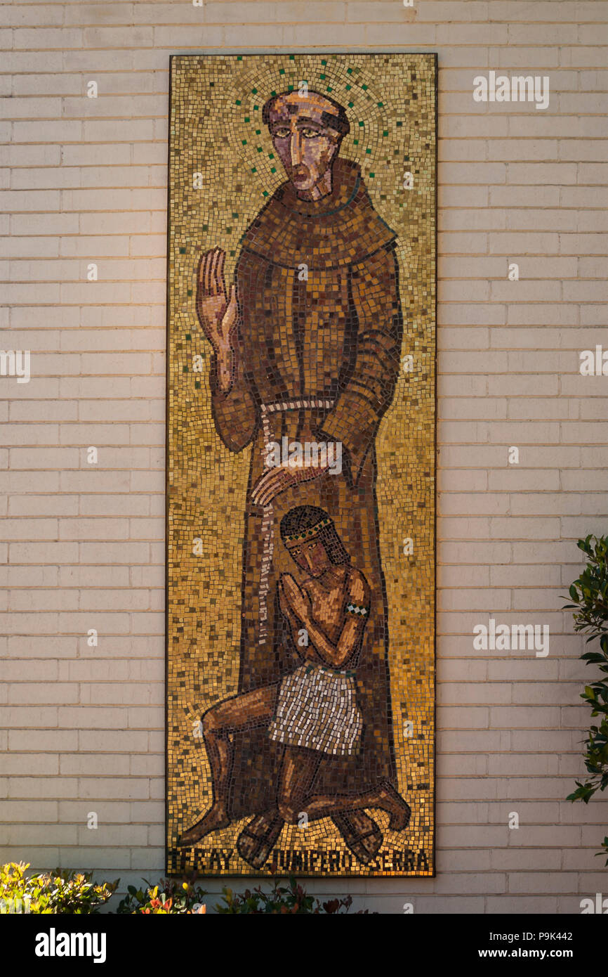 Mosaico murale di frate Juanipero Serra la benedizione di un American Indian sul lato dell'edificio Carmel California © Myrleen Pearson........Ferguson Cate Foto Stock