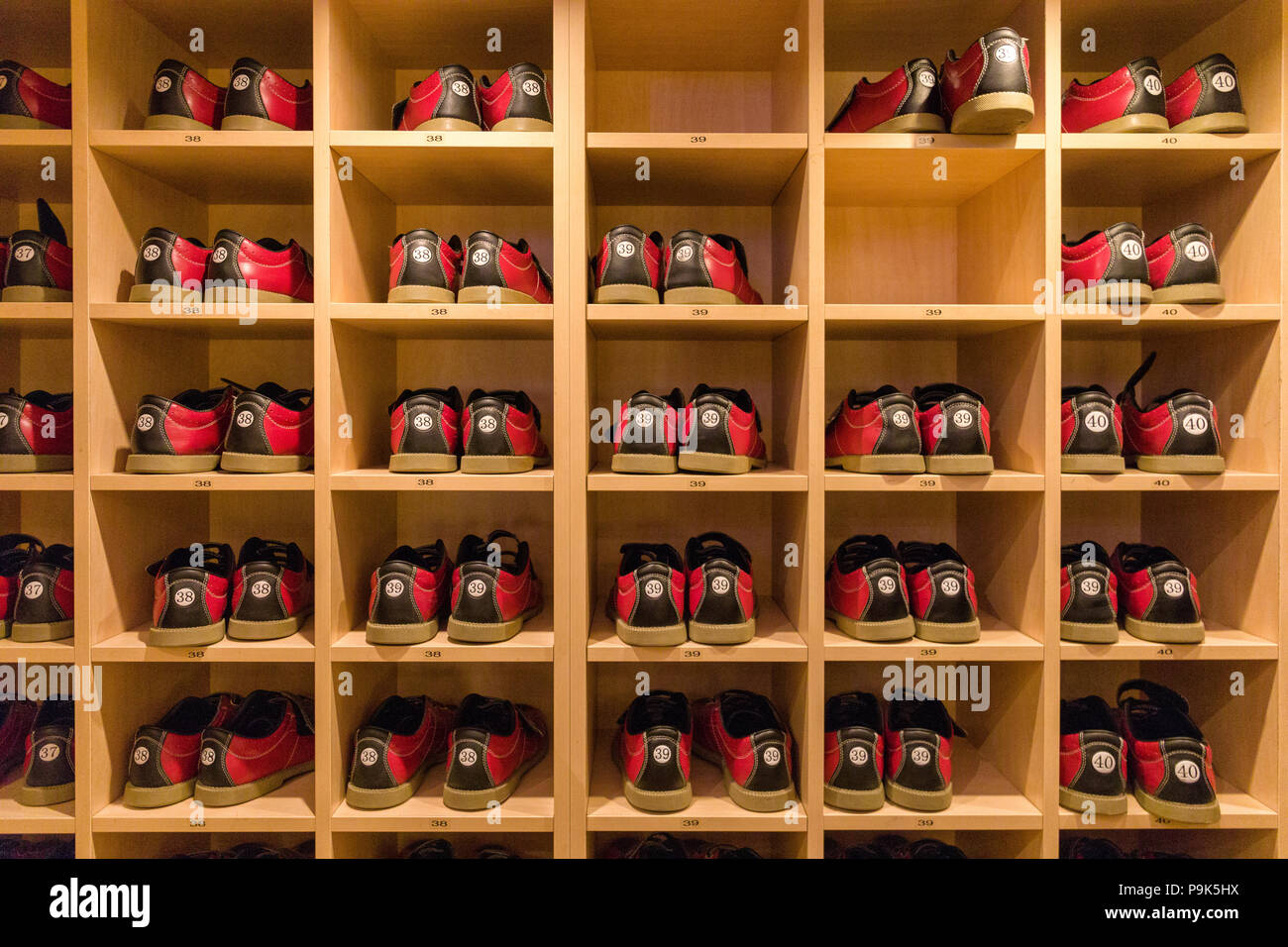 Göteborg, Svezia - 18 luglio 2018: scarpa rack pieni di colore rosso e nero noleggio scarpe da bowling Foto Stock