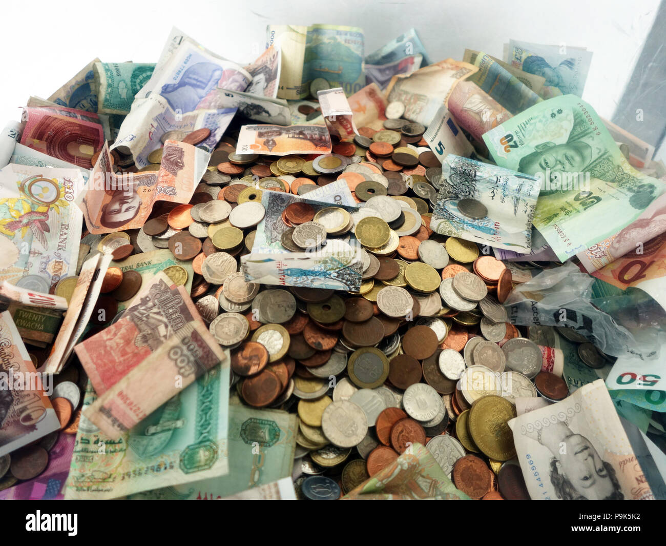 In plastica grandi denaro sicura cassetta di raccolta in valuta estera da passeggeri generosa donazione di come essi passano attraverso Manchesters International Airport Foto Stock