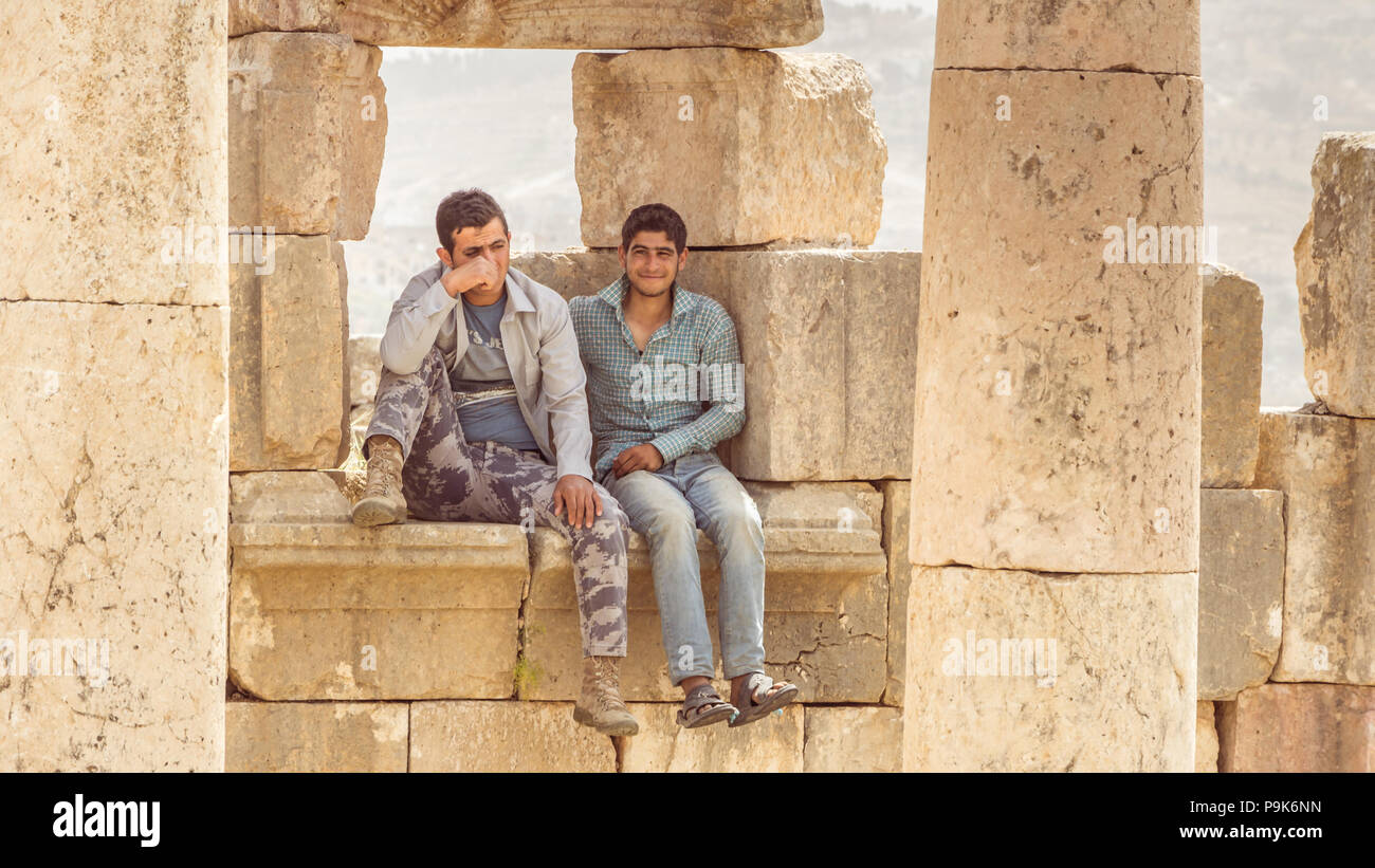 JERASH, GIORDANIA - Aprile 25, 2016: due custodi di capra nascondere all'ombra su th sito romano di Jerash Hordan. Foto Stock