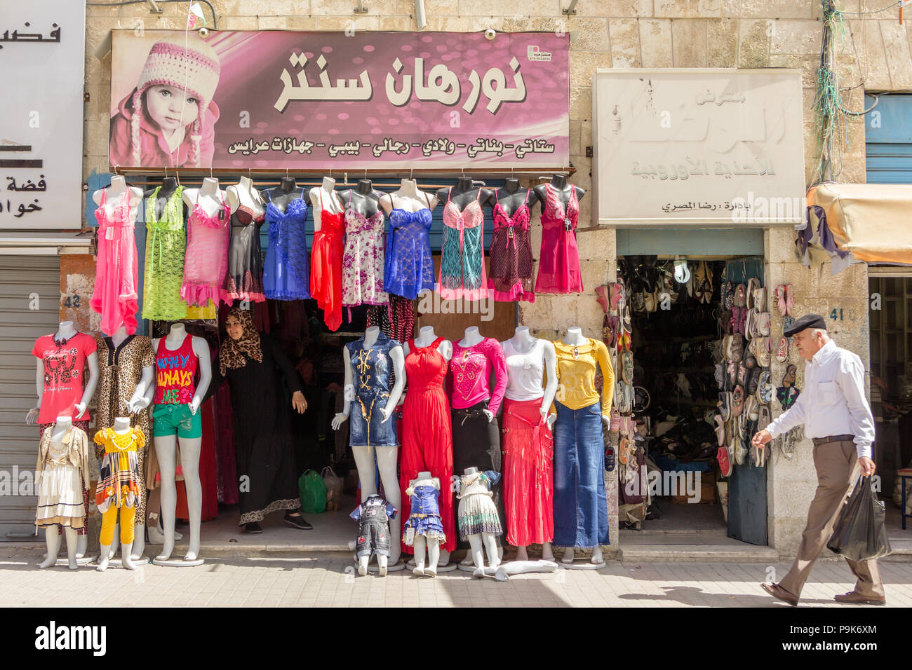 JERASH, GIORDANIA - Aprile 25, 2016: Happy youn g donna sulla ragazza del giorno presso il cancello di Jerash (Giordania) Foto Stock