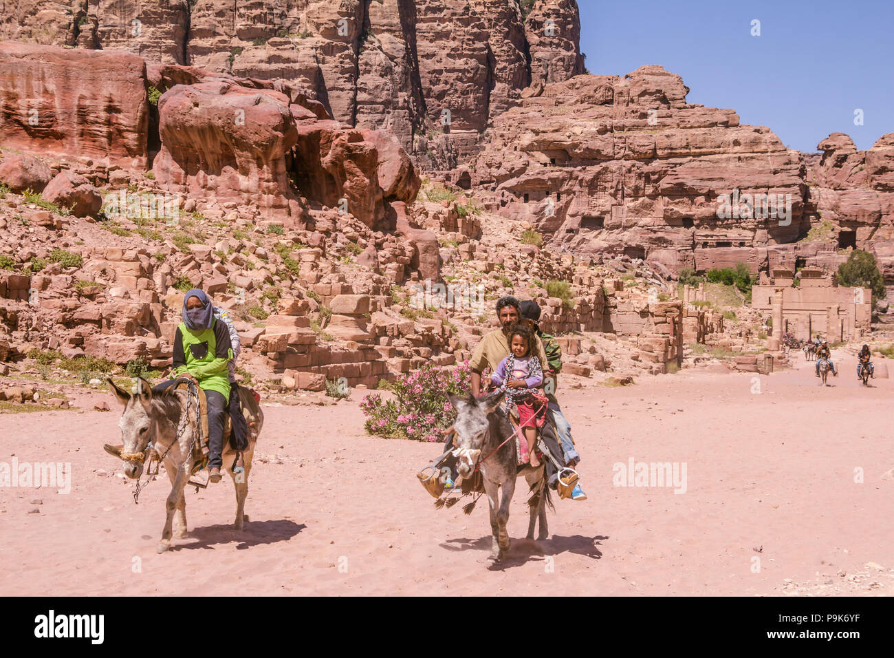 PETRA, Giordania - 30 Aprile 2016: una famiglia di beduini a cavallo su dunke Foto Stock