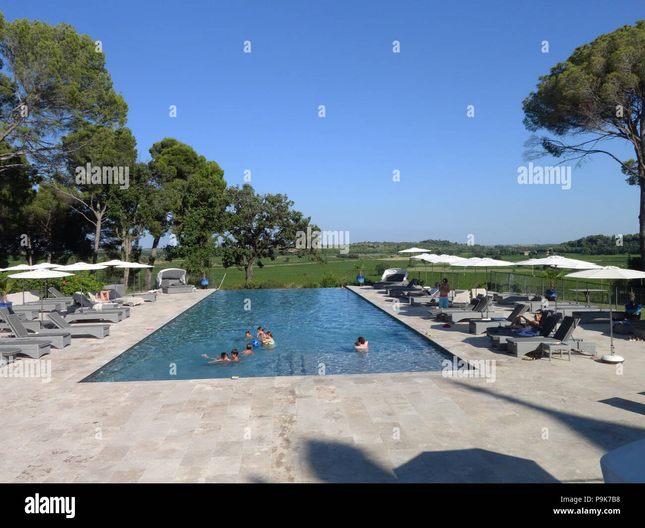 La principale piscina pubblica presso il Château St Pierre de Serjac, in Pouzolles et Magalas, 34480 Puissalicon, Francia Foto Stock