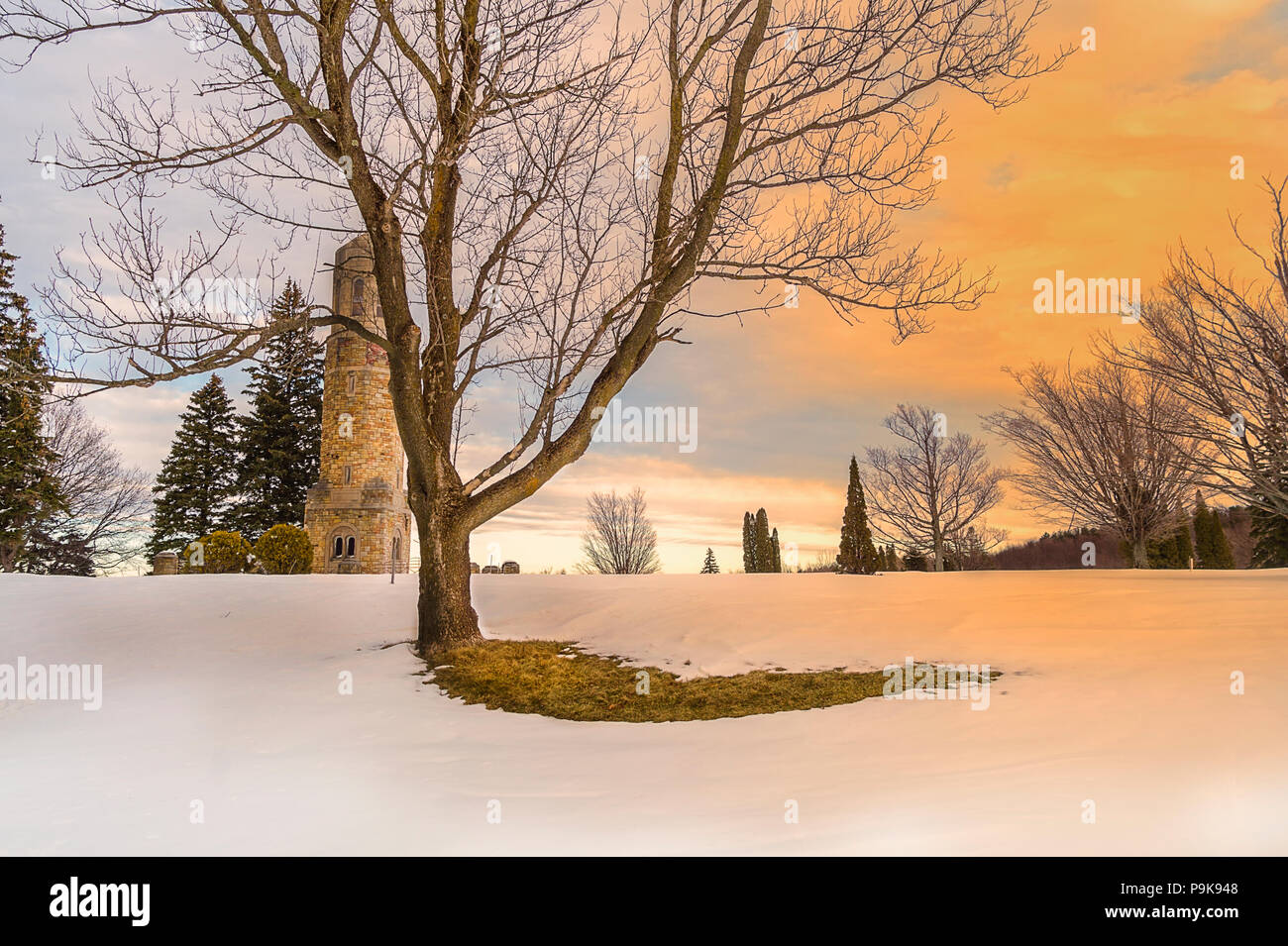 Vista del paesaggio Crown Hill Memorial Park coperte di neve durante il tramonto. Foto Stock