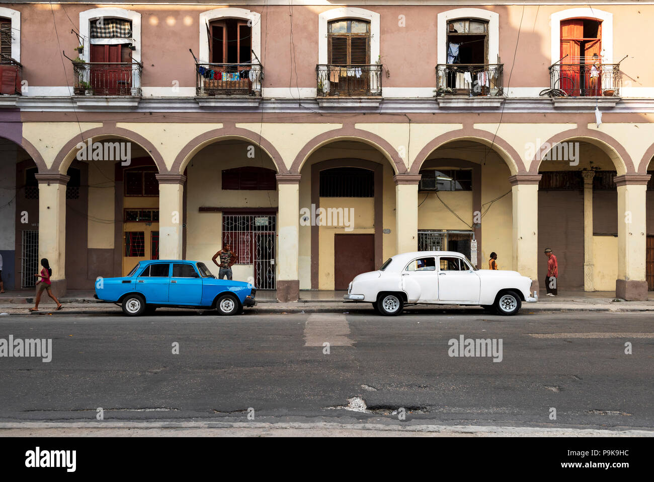 Lada blu e bianco Volga vecchie auto parcheggiata su strada a l'Avana, Cuba. Foto Stock
