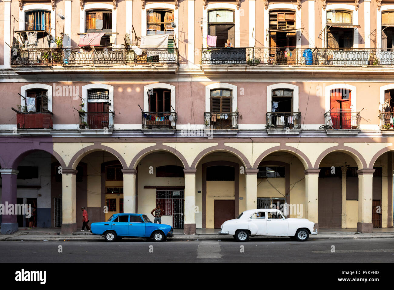 Lada blu e bianco Volga vecchie auto parcheggiata su strada a l'Avana, Cuba. Foto Stock