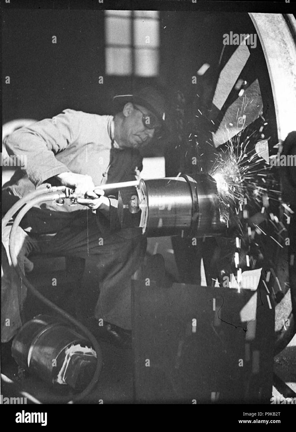 245 SLNSW 22454 Eveleigh cantieri ferroviari presi per il secolo giornale Foto Stock