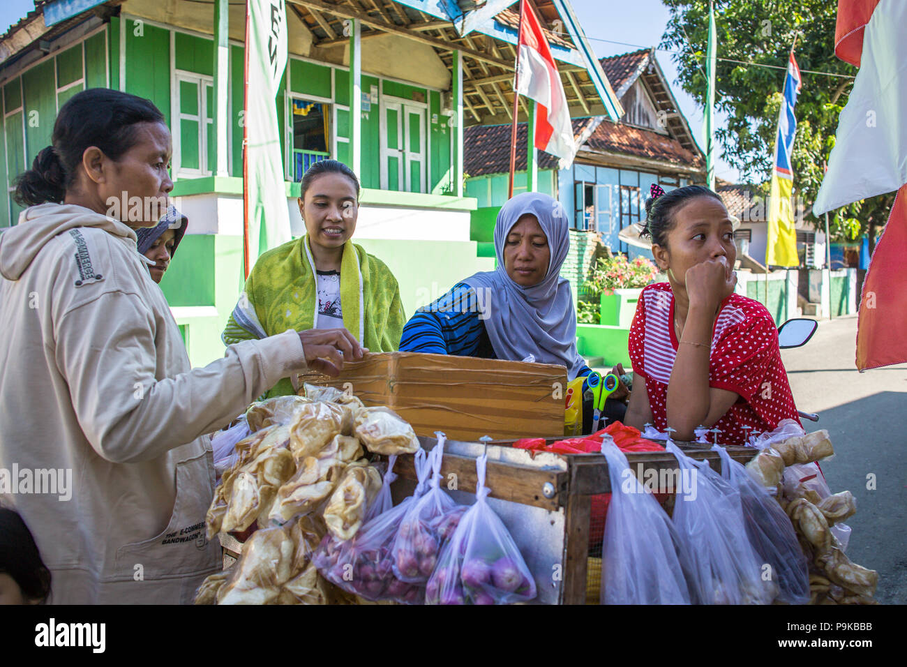 SUMBAWA BESAR, Indonesia - 31 agosto 2017: Donna vendita di diversi tipi di merci dal suo moto. Foto Stock