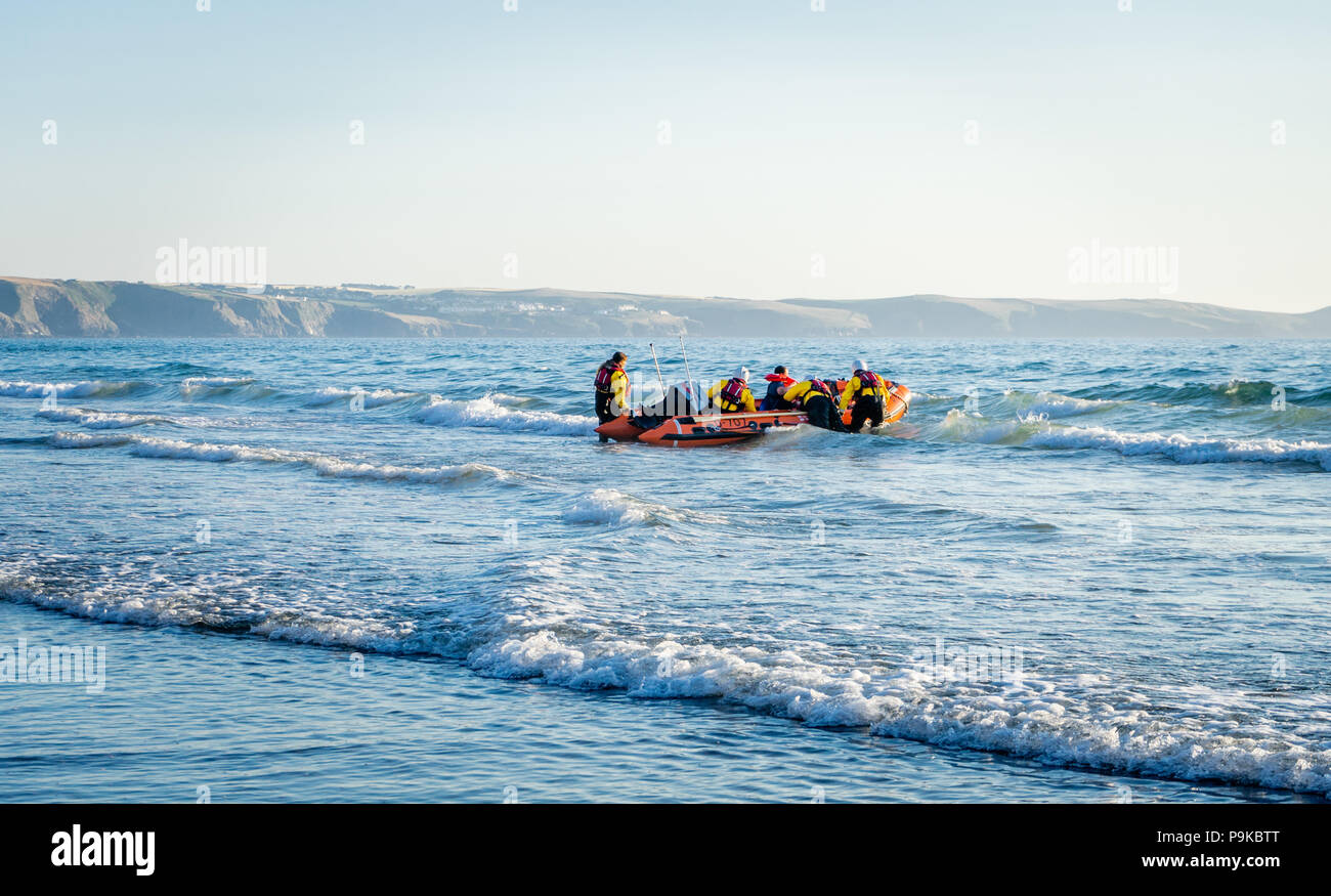 Un bagnino RNLI classe D scialuppa di salvataggio costiera (D-707) su una missione di soccorso al largo della costa nord della Cornovaglia, Cornwall, England, Regno Unito Foto Stock