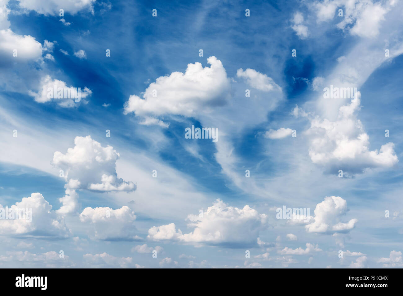 Cielo blu sullo sfondo Foto Stock