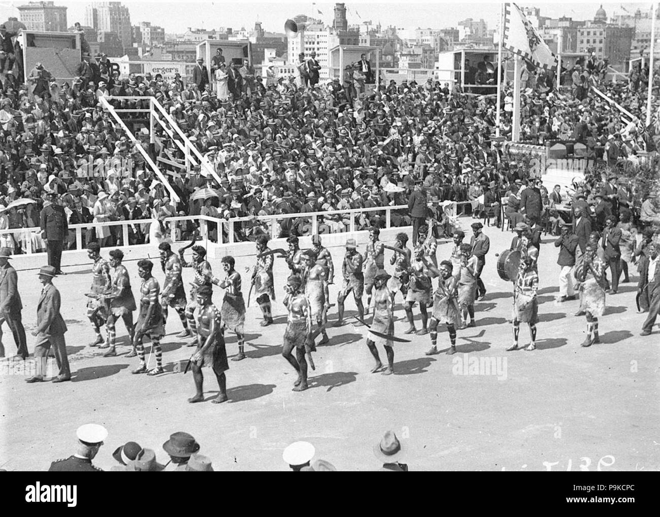 266 44240 SLNSW aborigeni e le loro foglie di gomma di passa banda palco Foto Stock