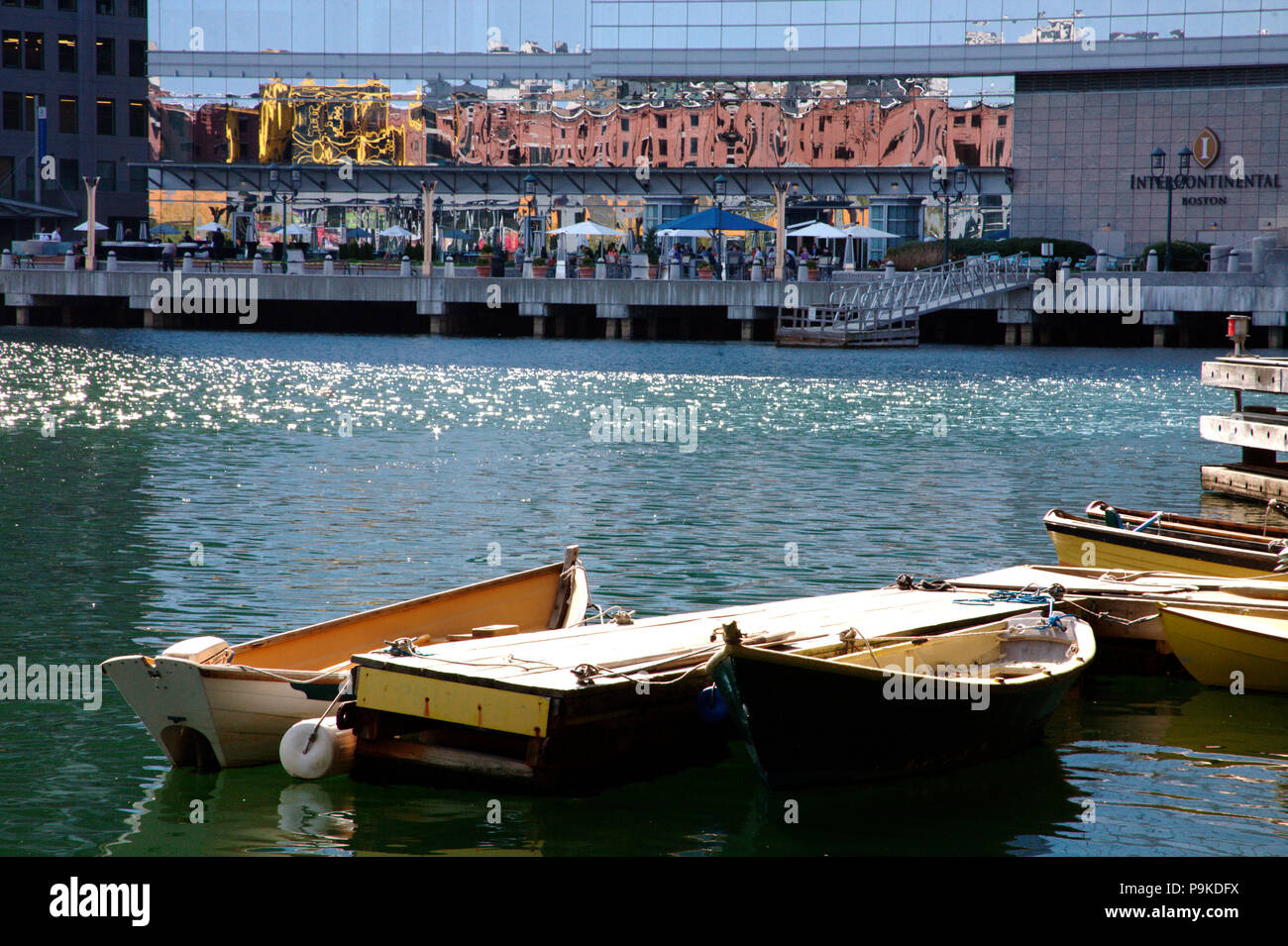Barche di fronte InterContinental Hotel di Boston, Massachusetts Foto Stock