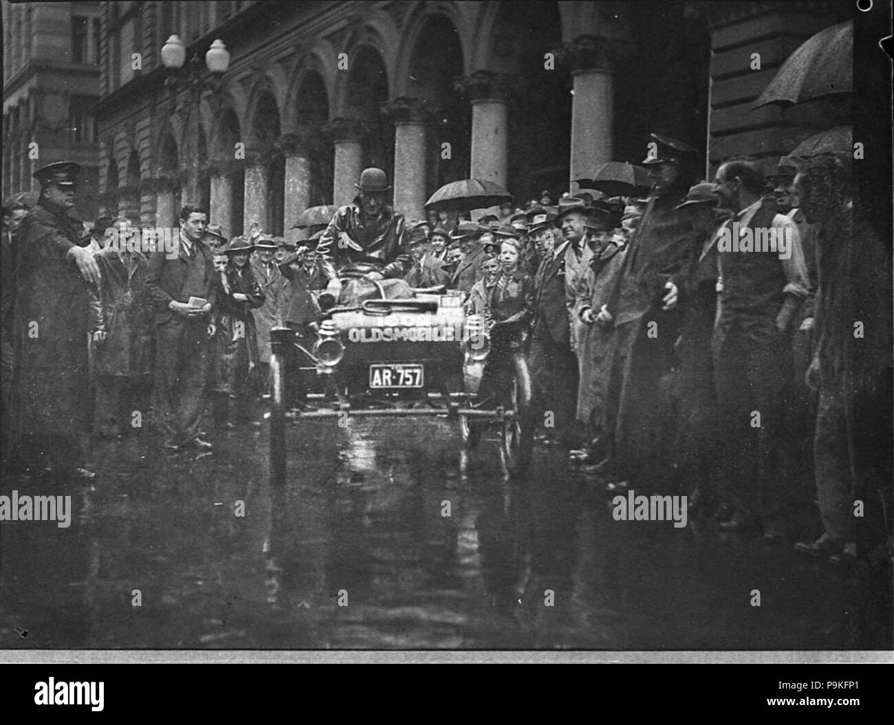 246 SLNSW 22777 1902 dash curvo Oldsmobile reg no AR757 sul modo di Melbourne Cup presi per CDS Foto Stock