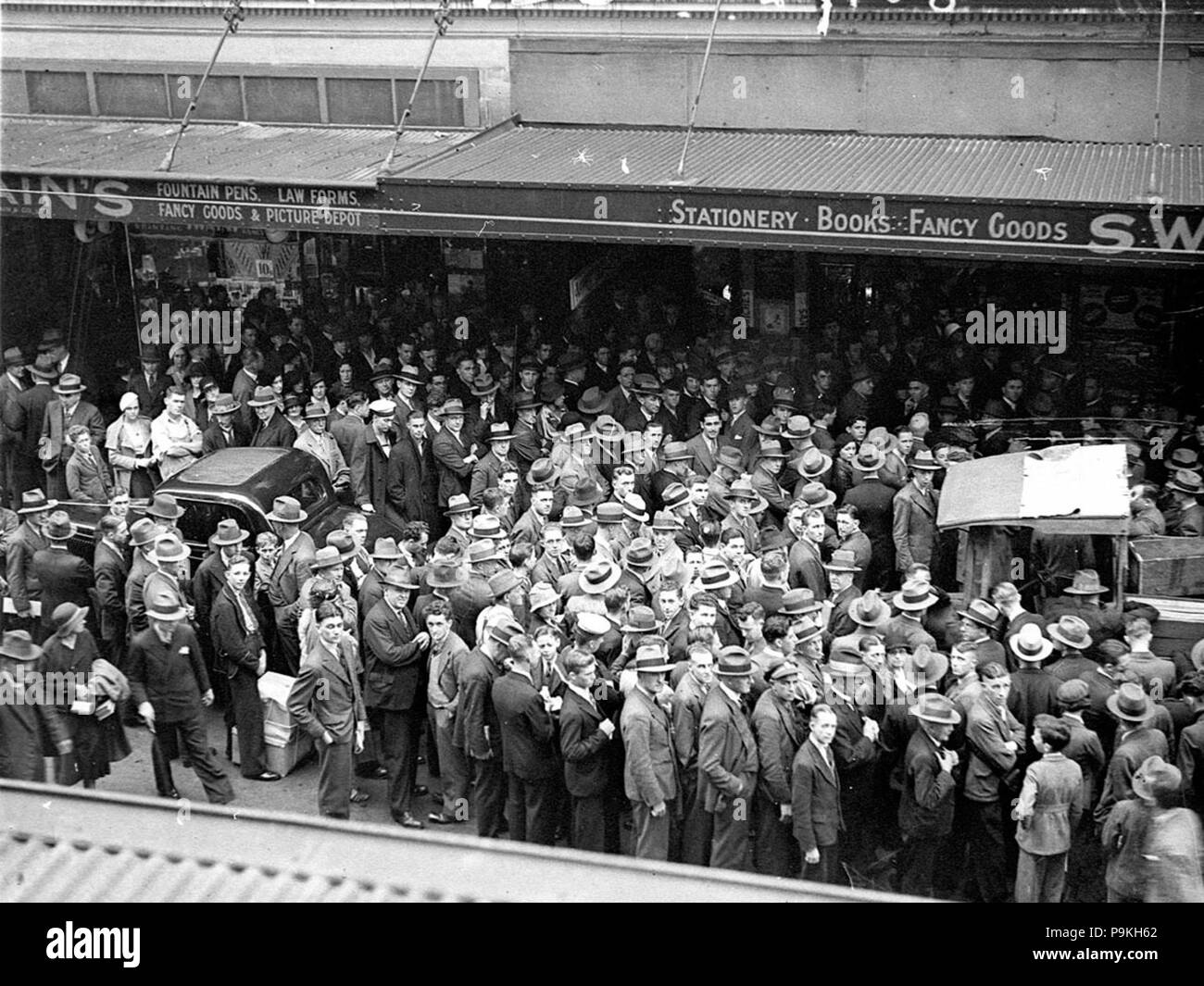 265 43088 SLNSW folla ascolto della Melbourne Cup trasmissione fuori Swains Bookstore in Pitt Street Sydney Foto Stock
