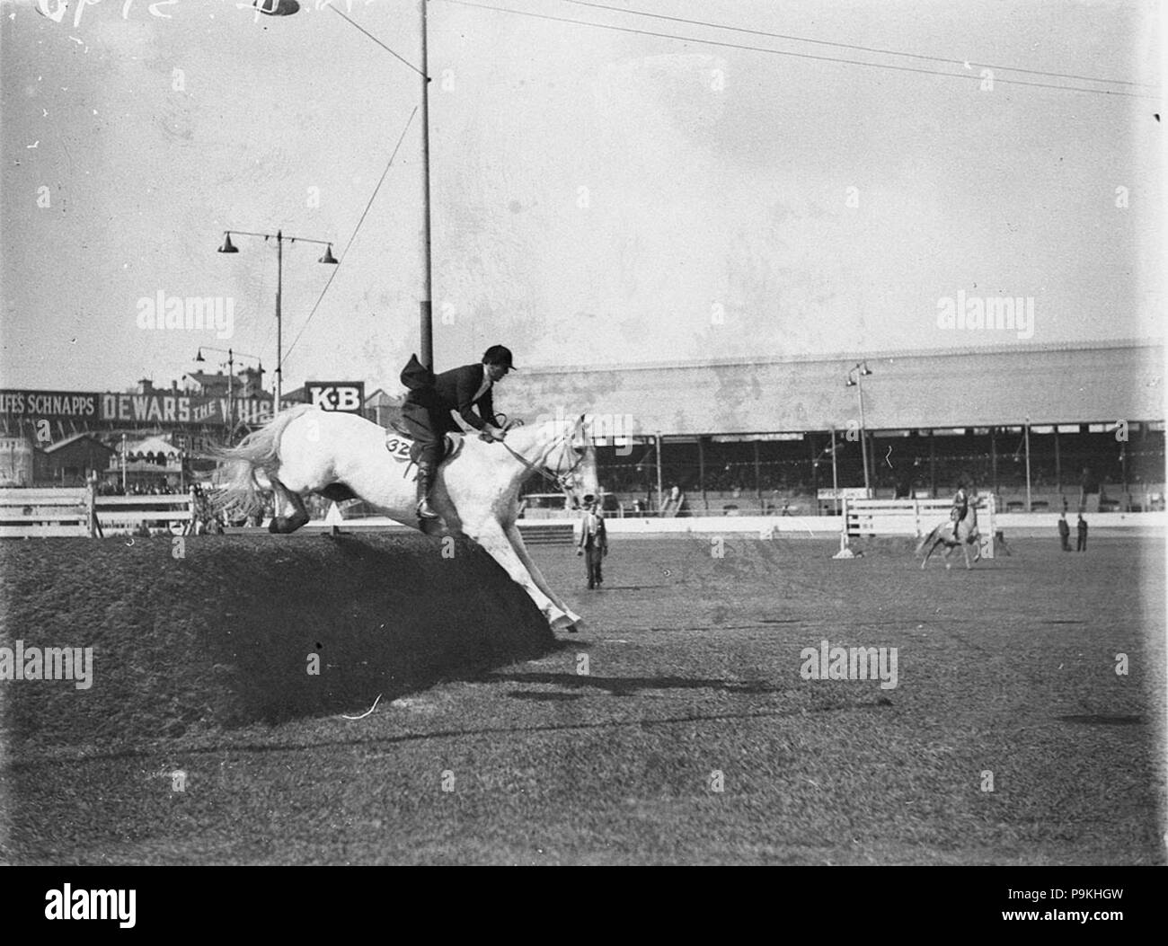 273 SLNSW 51456 eventi equestri saltando il tumulo Foto Stock