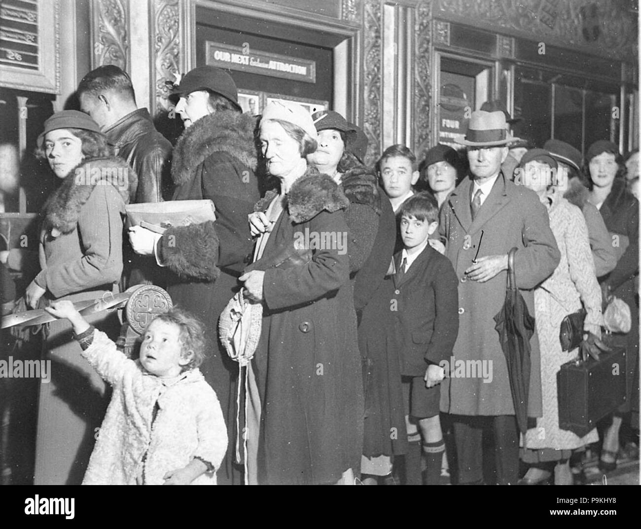 274 SLNSW 6455 una coda nel foyer del Teatro di Stato prezzi platea frontale 16 si spegne e il retro del cerchio 2 e stalli riservati 26 Foto Stock