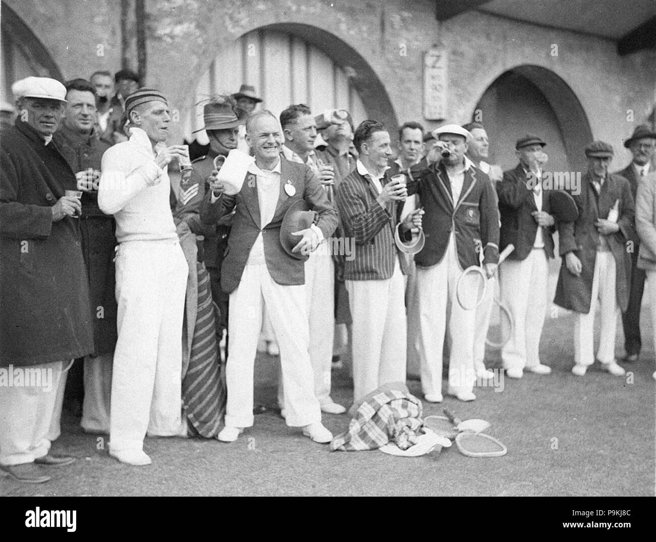 275 SLNSW 7086 i giocatori di tennis a brindare come esercito bugler gioca a tennis AIF giorno Foto Stock