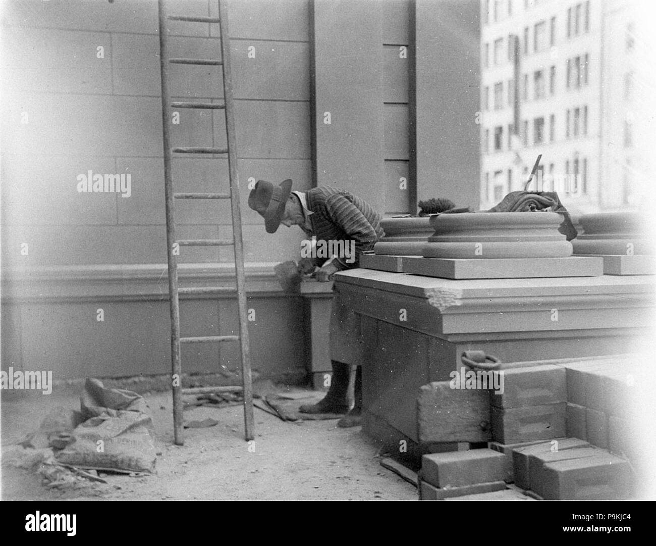 275 7266 SLNSW Muratori nel rimodellamento della entrata del Sydney Town Hall Foto Stock