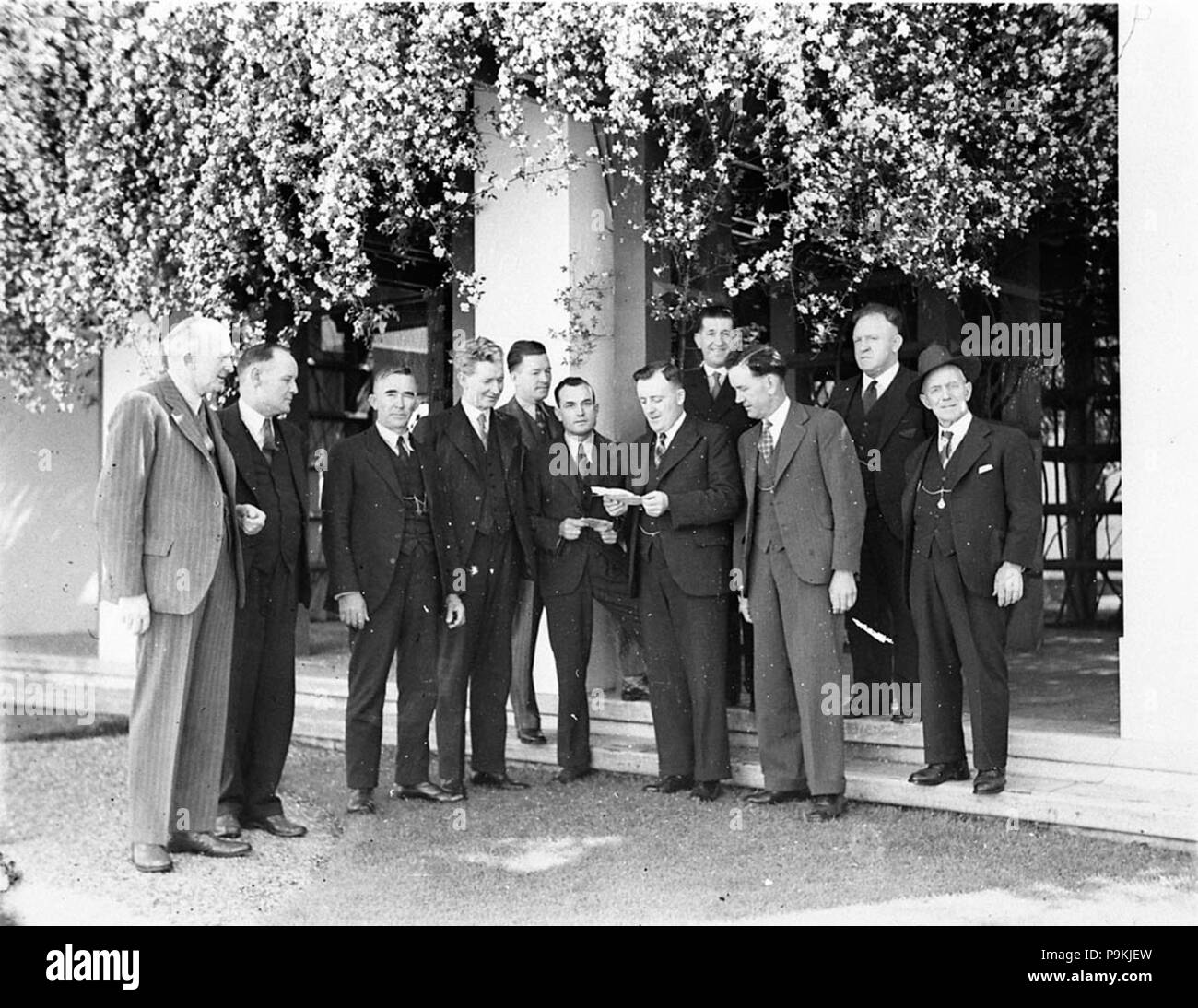 275 7422 SLNSW manodopera Jack MHR Beasley legge un documento per altri ALP MHRs XIV Legislatura Eddie Ward quinto da sinistra e Jock giardino dietro Beasley Foto Stock