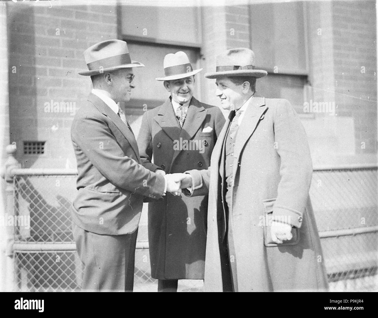 276 7859 SLNSW Theatre manager saluta due attori da Melbourne Foto Stock
